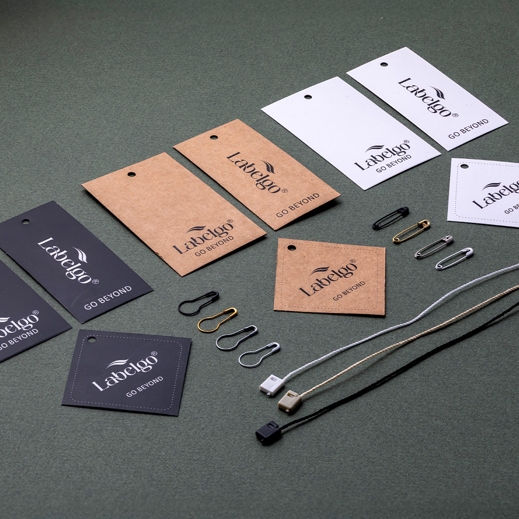 Sélection d'étiquettes en kraft et accessoires de fixation pour vêtements.