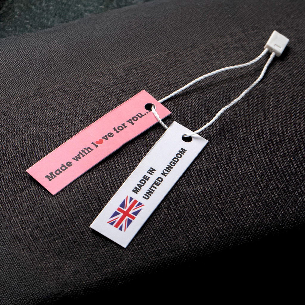 Étiquette en tissu rose imprimée avec message d'amour et cordon blanc.