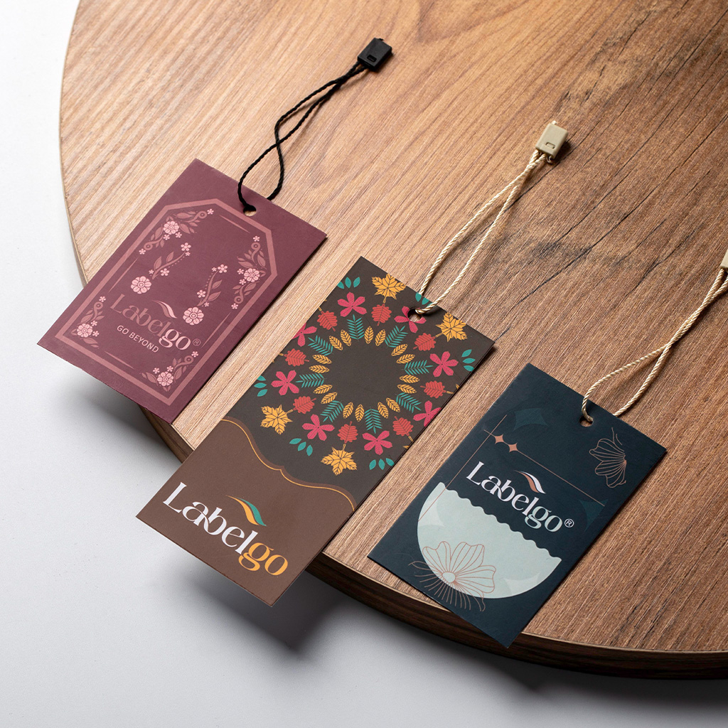 Étiquettes en papier kraft bordeaux et marron sur surface en bois.