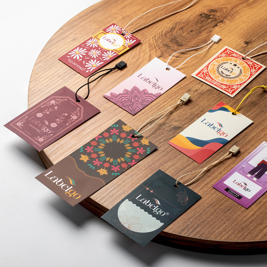Étiquettes suspendues en papier kraft personnalisé avec cordon sur table en bois.