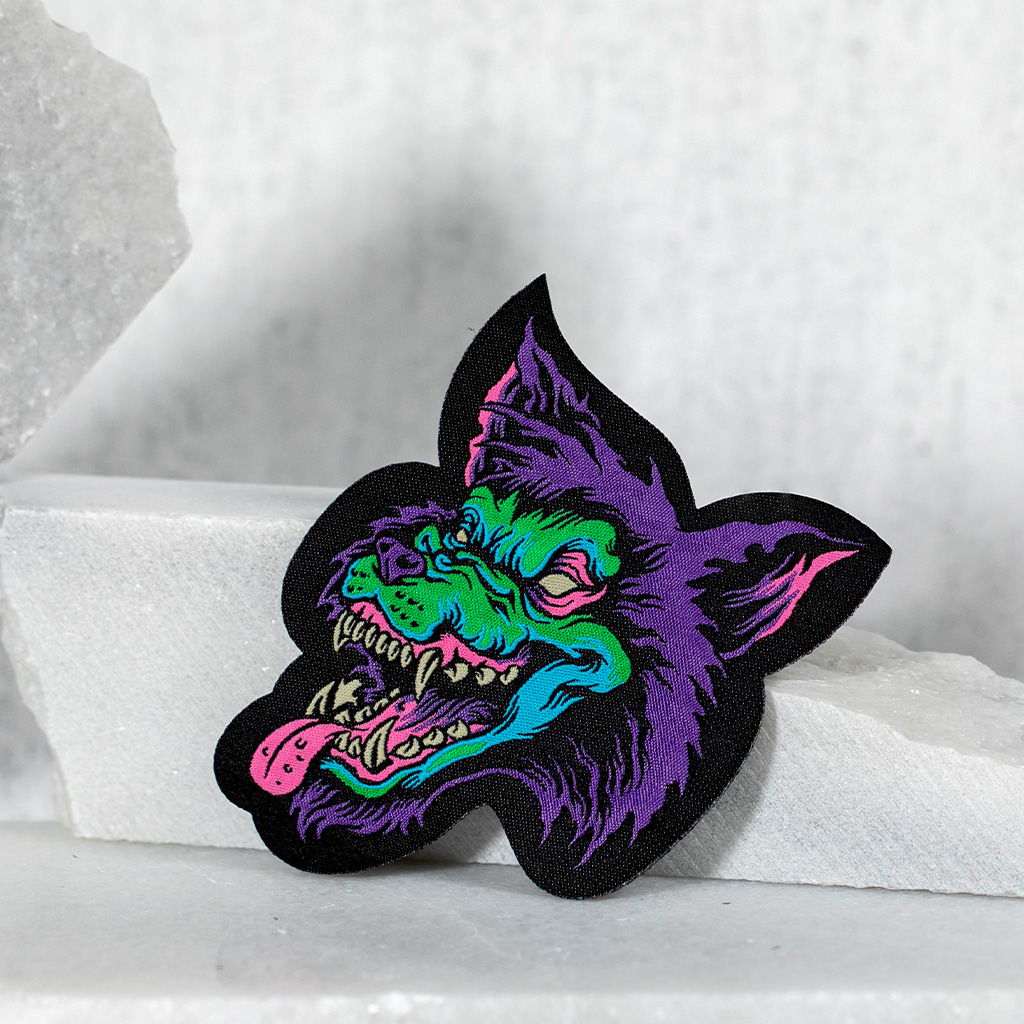 Patch brodé tête de loup en couleur pour vêtements.