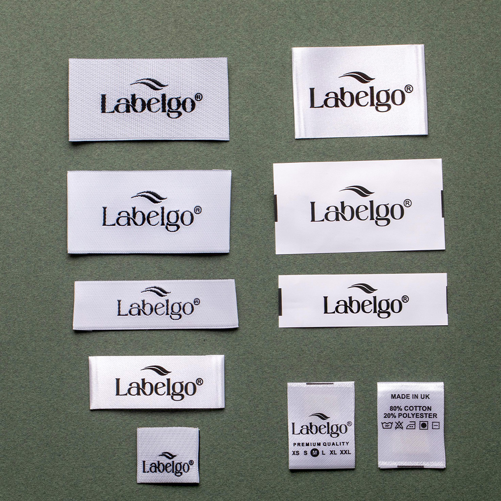 Ensemble d'étiquettes blanches imprimées avec le logo LabelGo sur fond sombre.