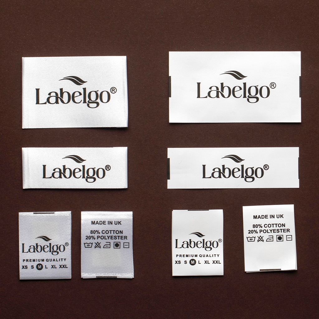 Ensemble d'étiquettes en tissu blanc avec logo noir.