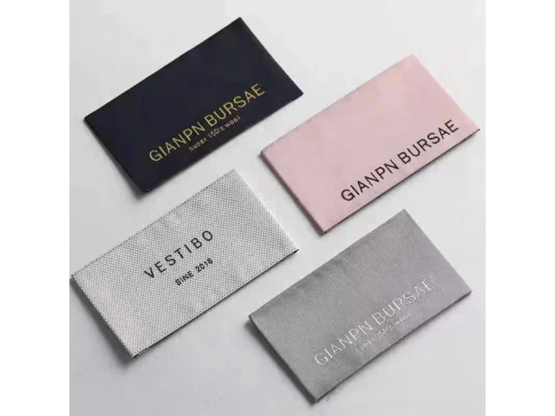 étiquettes personnalisées de la Castellane à Marseille présenté comme exemple de fabrication d étiquette textile avec étiquette cartonnée, étiquette de taille et écusson textile