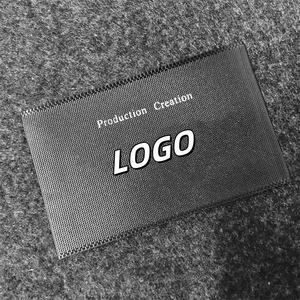 Étiquettes à coudre pour vêtements présenté comme exemple de fabrication d étiquette textile avec étiquette cartonnée, étiquette de taille et écusson textile
