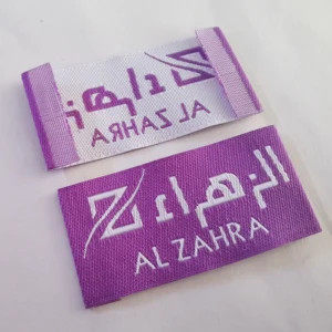 Étiquettes de marque pour vêtements présenté comme exemple de fabrication d étiquette textile avec étiquette en tissu imprimée et étiquette d entretien