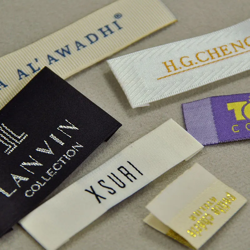 Étiquettes de vêtements avec logo présenté comme exemple de fabrication d étiquette textile avec étiquette en tissu imprimée et étiquette d entretien