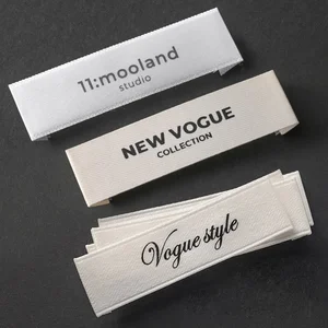 étiquettes en tissu avec logo présenté comme exemple de fabrication d étiquette textile avec exemple d étiquette textile tissée