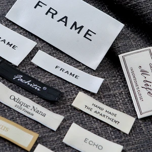 Étiquettes pour marques de mode : Stratégie de marque et image 3 Étiquettes pour marques de mode présenté comme exemple de fabrication d étiquette textile avec étiquette cartonnée, étiquette de taille et écusson textile