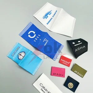 Étiquettes textiles sur mesure pour marques de mode et créateurs 2 Étiquettes textiles sur mesure présenté comme exemple de fabrication d étiquette textile avec étiquette en tissu imprimée et étiquette d entretien