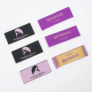 Étiquettes tissées avec logo présenté comme exemple de fabrication d étiquette textile avec étiquette cartonnée, étiquette de taille et écusson textile