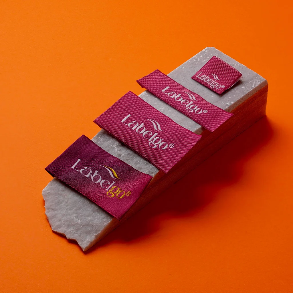 Étiquettes tissées bordeaux grand luxe confectionné par LabelGo