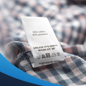 Étiquettes à coudre pour vêtements présenté comme exemple de fabrication d étiquette textile avec étiquette en tissu imprimée et étiquette d entretien