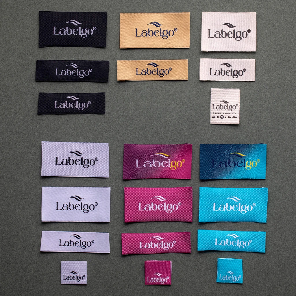 Étiquettes avec logo présenté comme exemple de fabrication d étiquette textile avec exemple d étiquette textile tissée