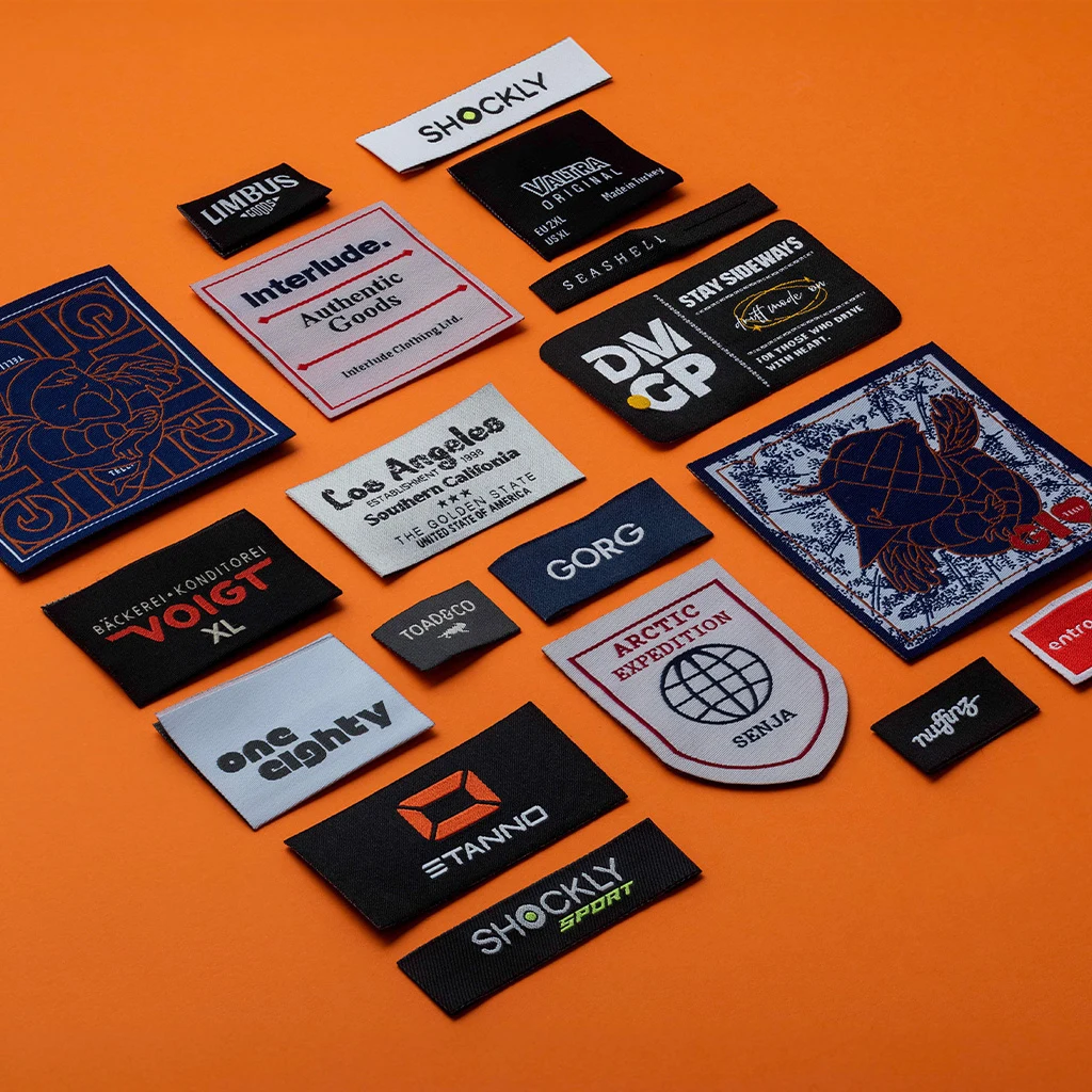 Étiquettes personnalisées avec logo présenté comme exemple de fabrication d étiquette textile avec exemple d étiquette textile tissée